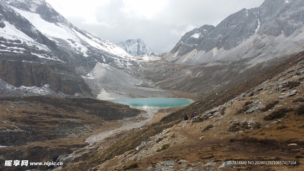 雪山下的幽蓝湖泊