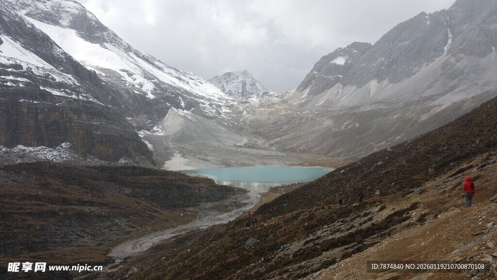 雪山下的幽蓝湖泊
