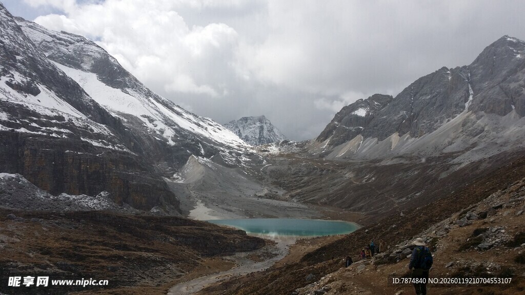 雪山下的徒步者与湖泊