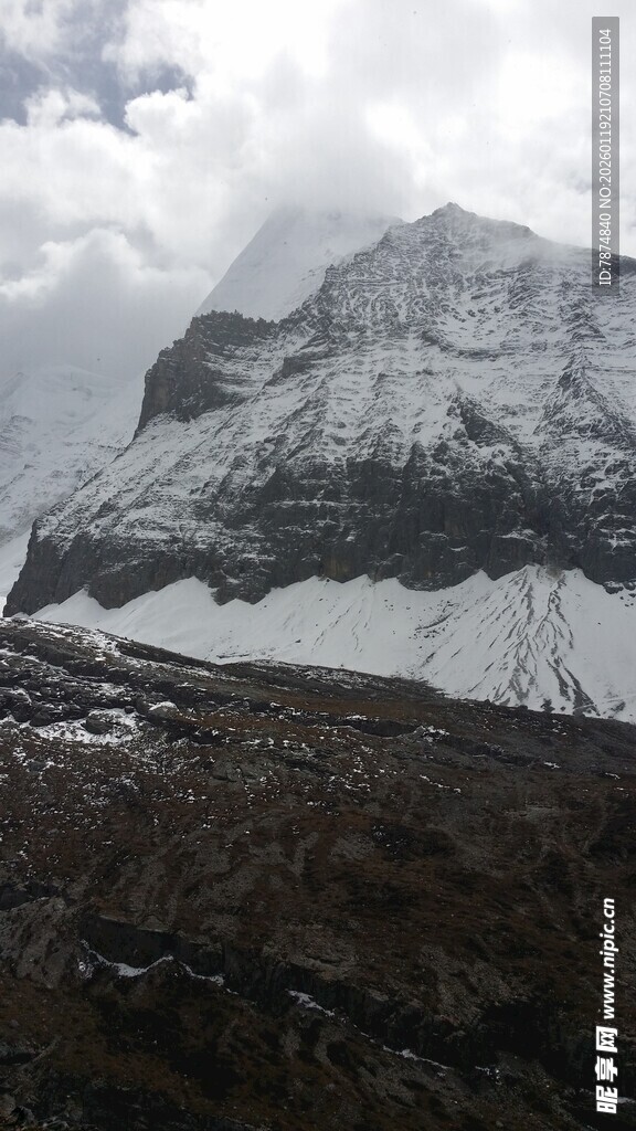 雪山下的静谧湖泊