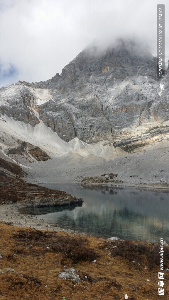 雪山下的静谧湖泊