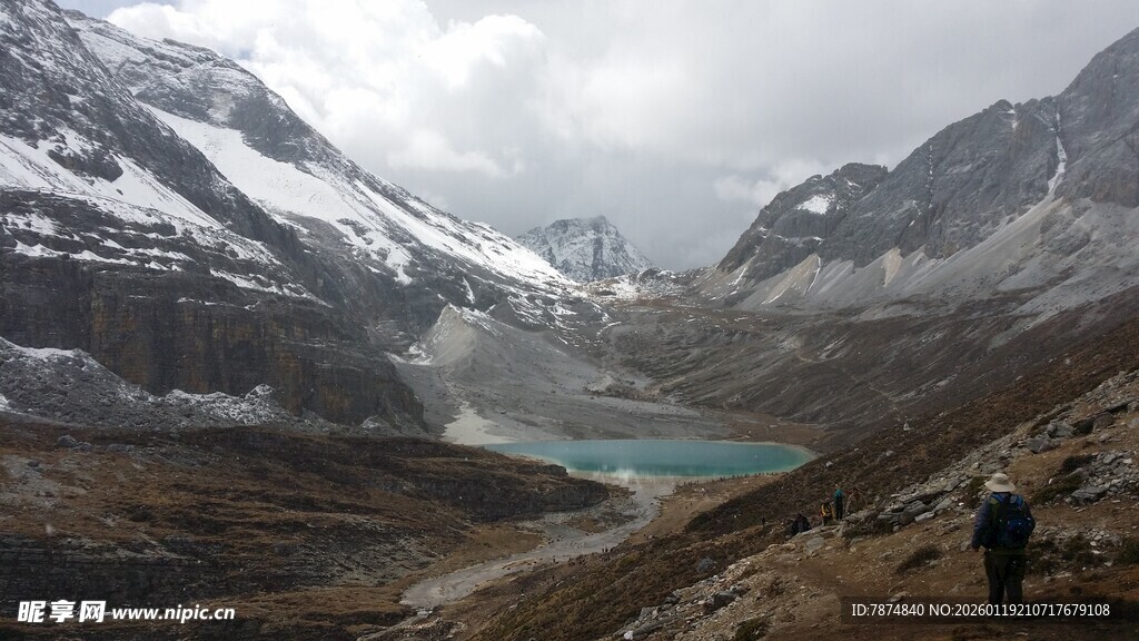 雪山下的徒步者与湖泊