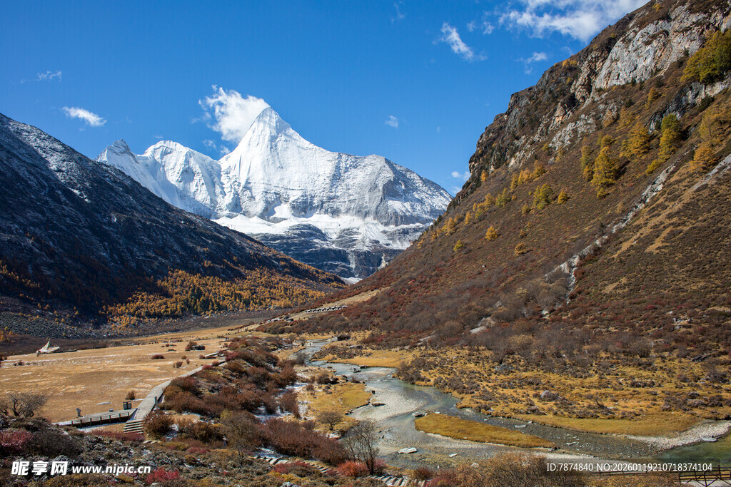 雪山下的山谷美景