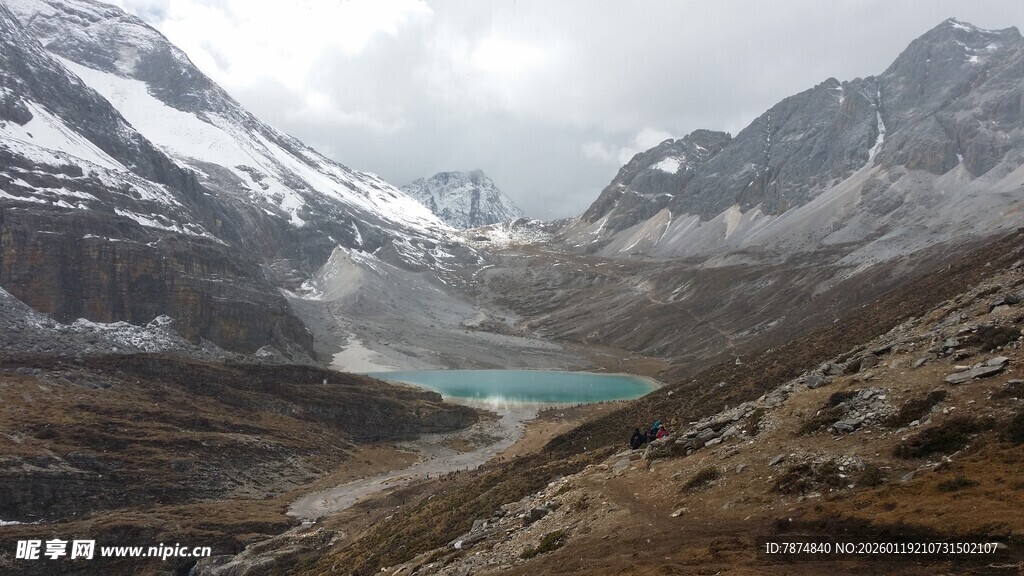 雪山下的幽蓝湖泊