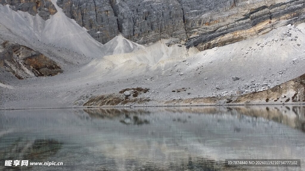 雪山下的静谧湖水