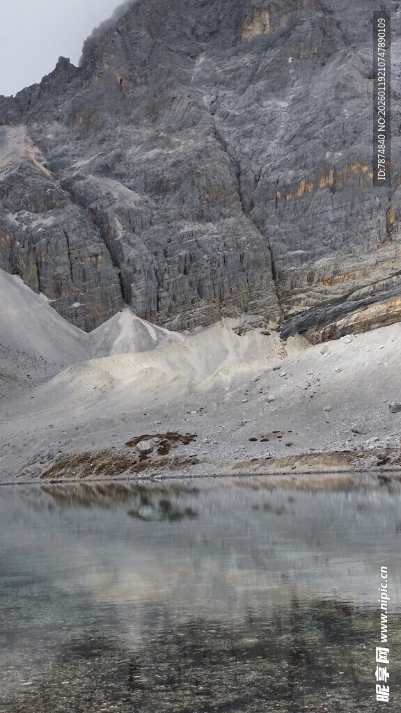 山间静湖 映出壮丽山景
