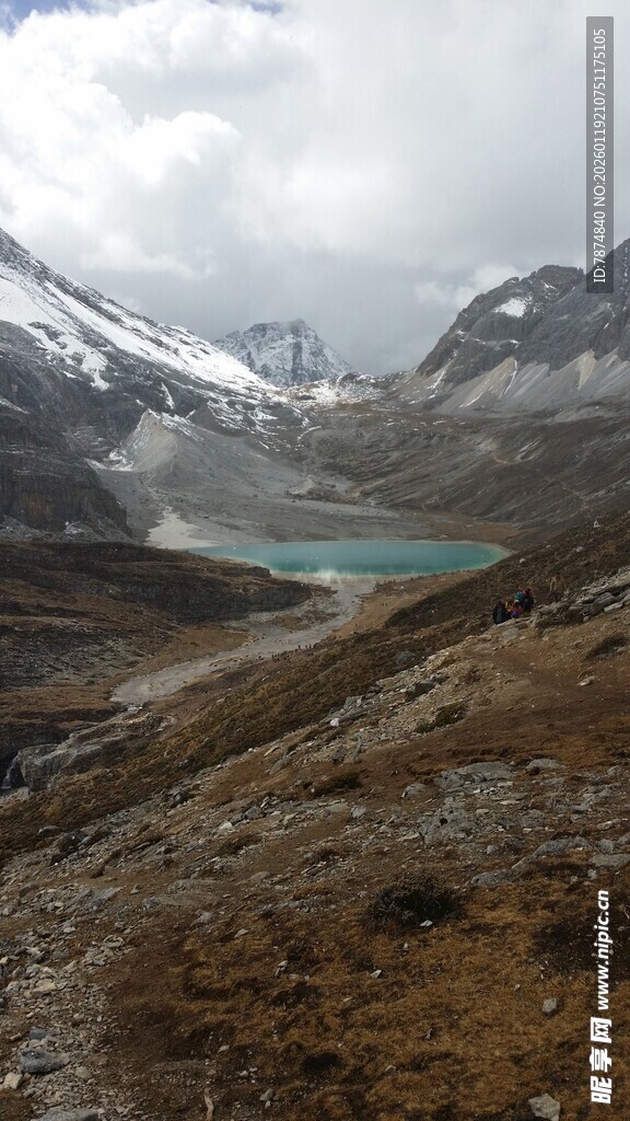 雪山下的静谧湖泊