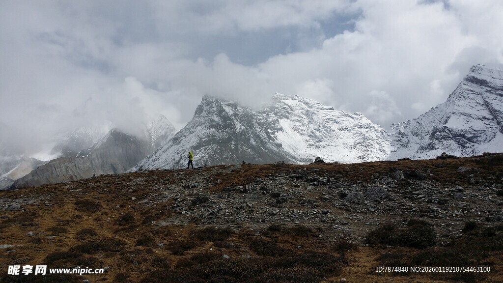 雪山云雾间的壮丽景致