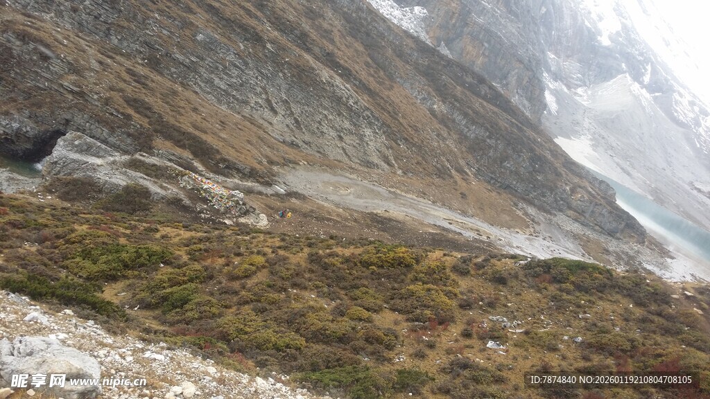 山间云雾缭绕的壮丽景致