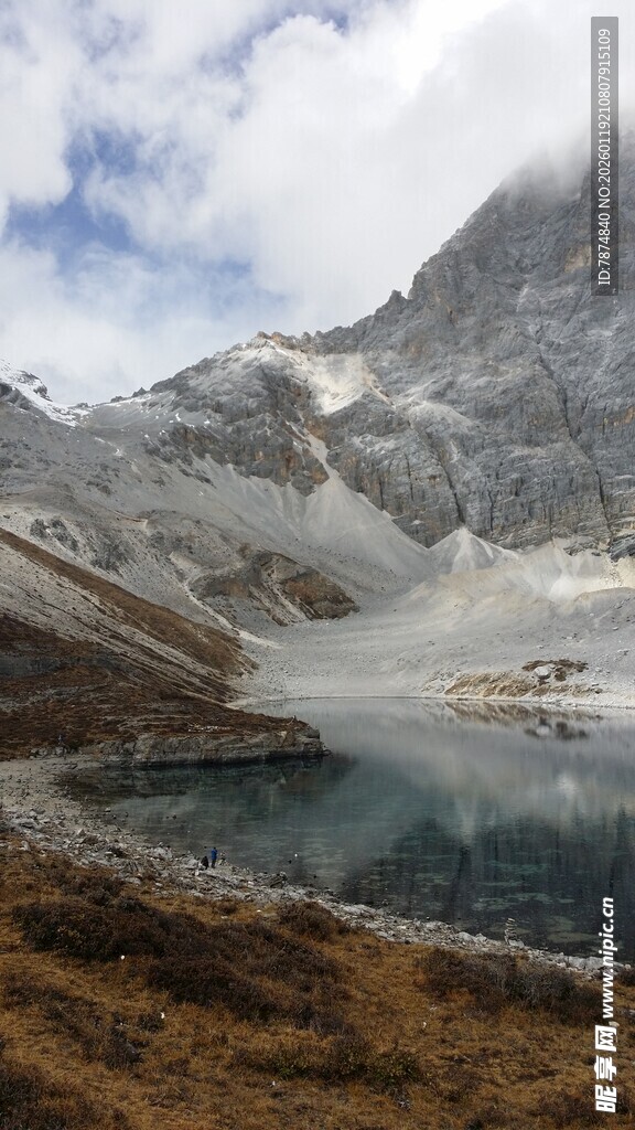 雪山下的静谧湖泊