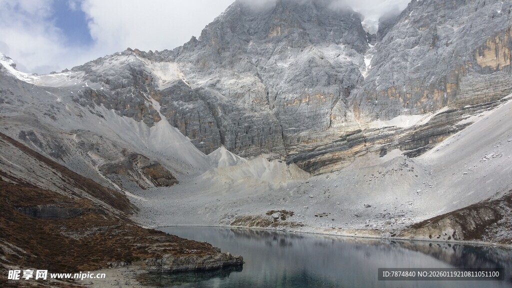 雪山下的静谧湖泊