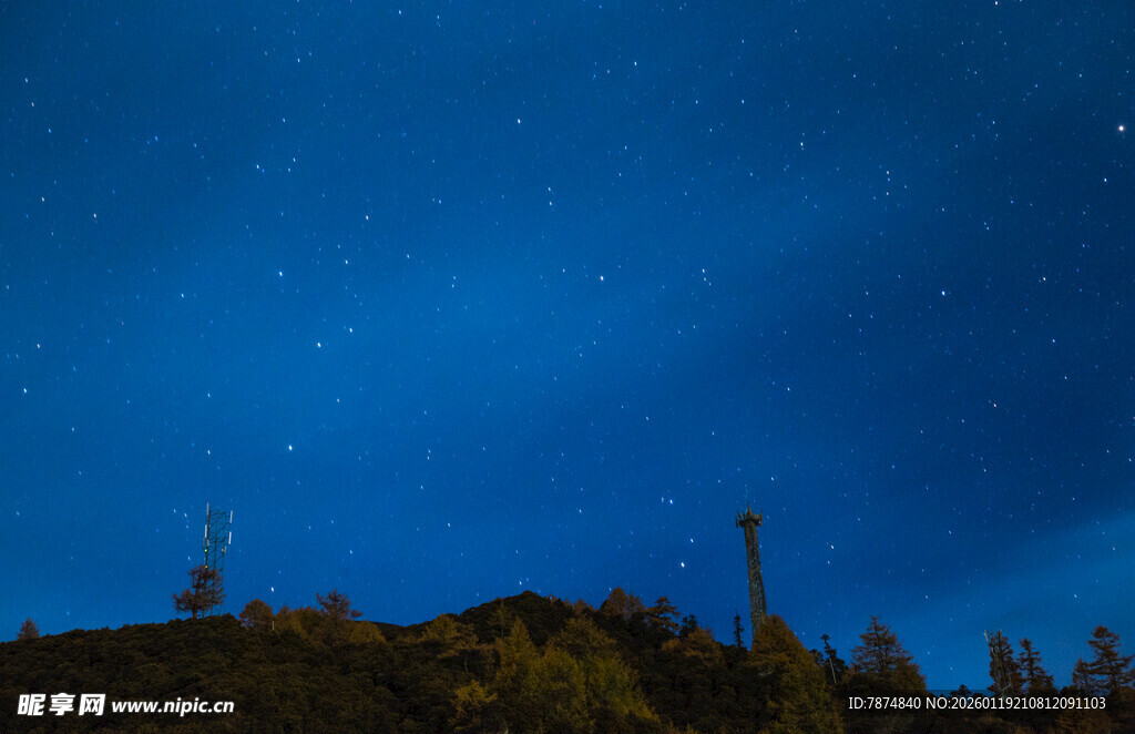 夜空下的山林与闪烁繁星