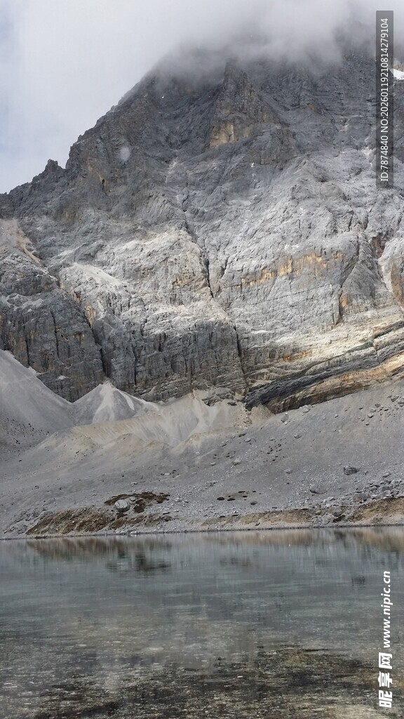 高山湖泊壮丽自然景观
