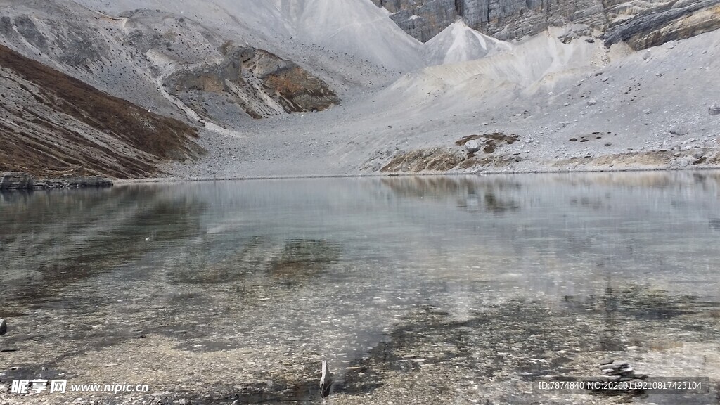 雪山下的静谧湖泊