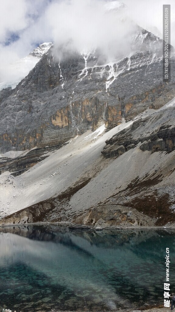雪山下的澄澈湖泊