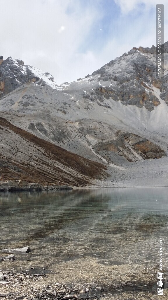 雪山下的静谧湖泊