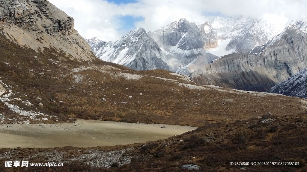 壮丽雪山下的开阔谷地
