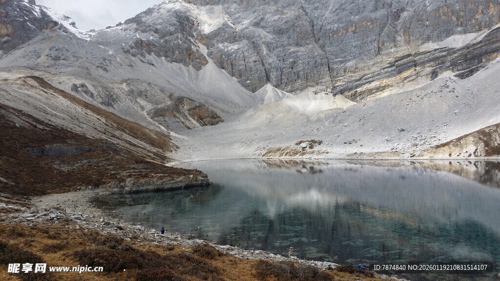 雪山下的静谧湖泊