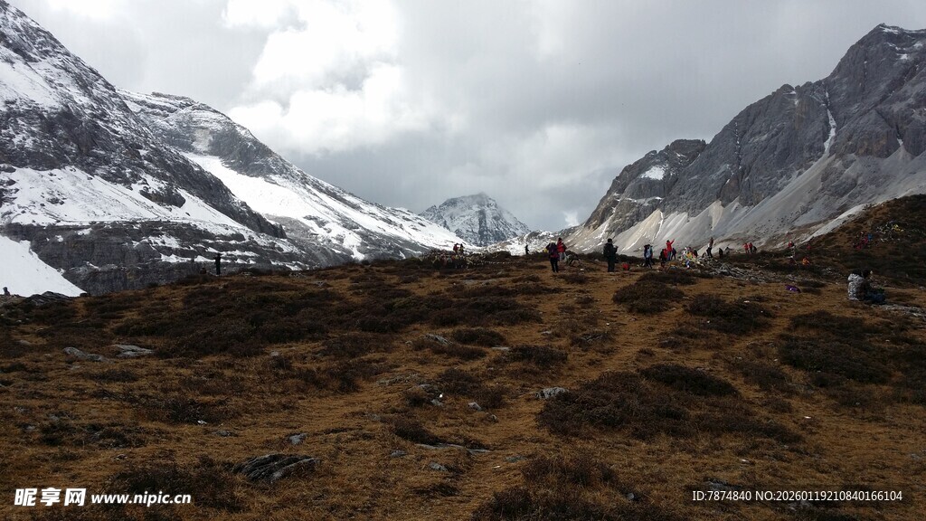 雪山下的荒野徒步之路