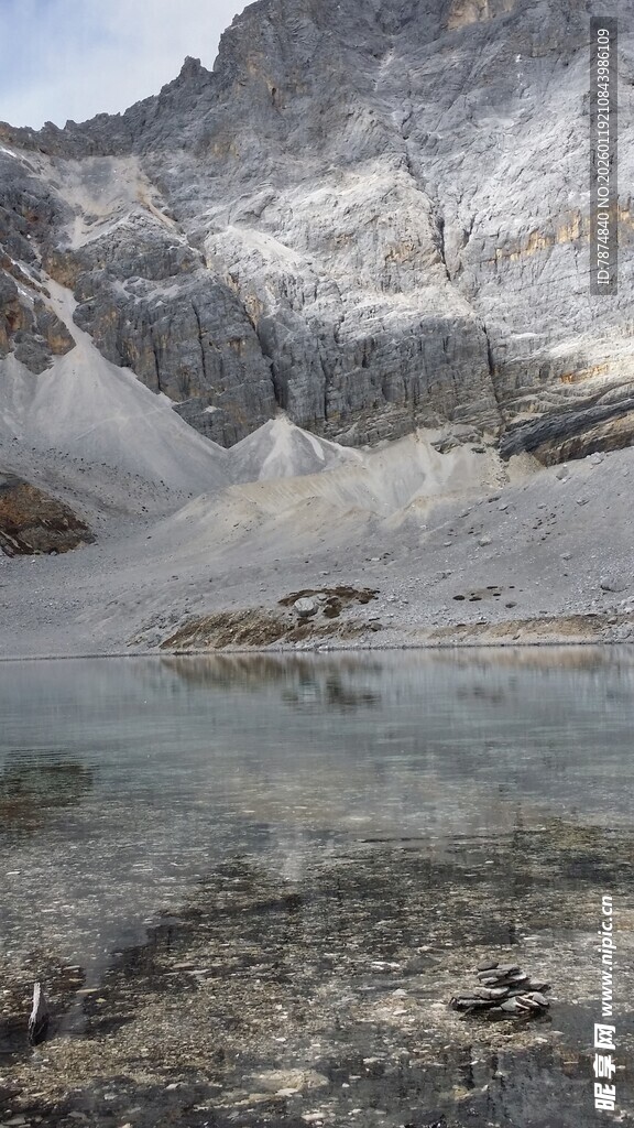 雪山下的静谧湖泊