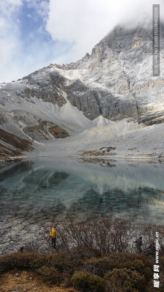 雪山下的静谧湖泊