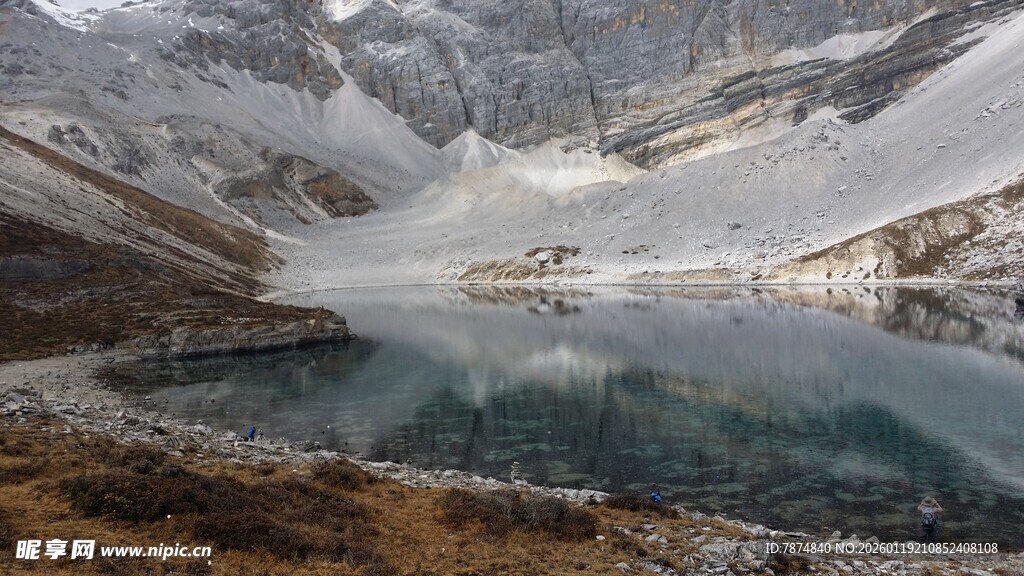 雪山下的静谧湖泊