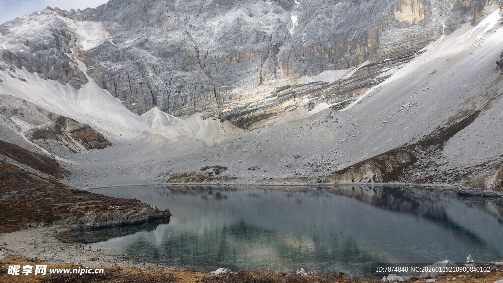 雪山环绕的静谧湖泊
