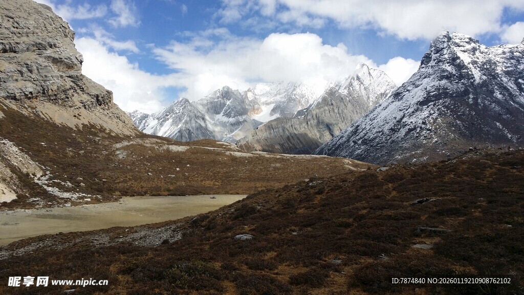 雪山下的开阔自然景观