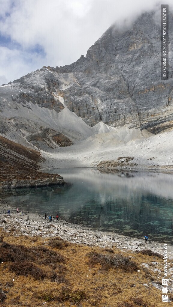雪山下的静谧湖泊