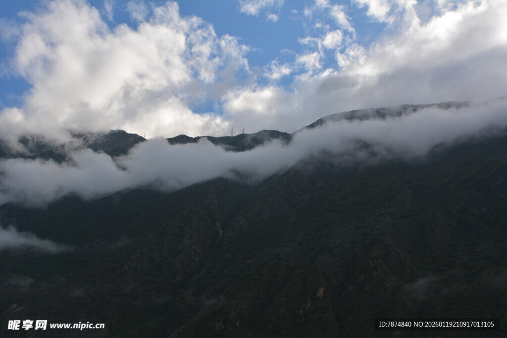 云雾缭绕的山峦美景