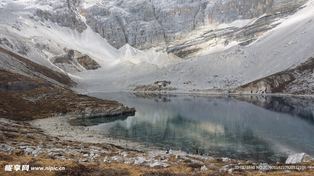 雪山下的静谧湖泊