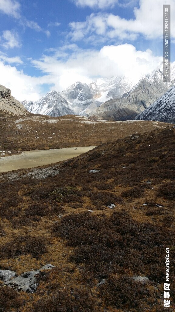 雪山下的旷野风光