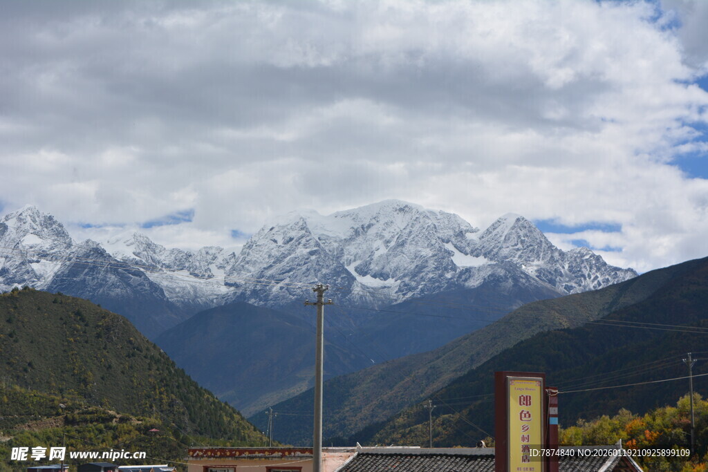 雪山下的小镇风光