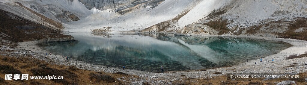山间幽蓝冰湖美景