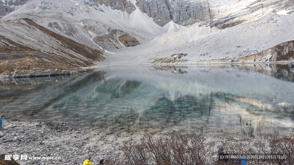 雪山下的澄澈静谧湖泊
