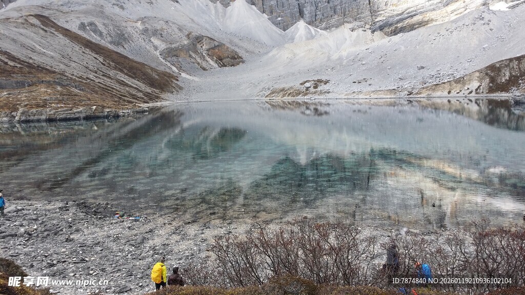 雪山下的静谧湖泊