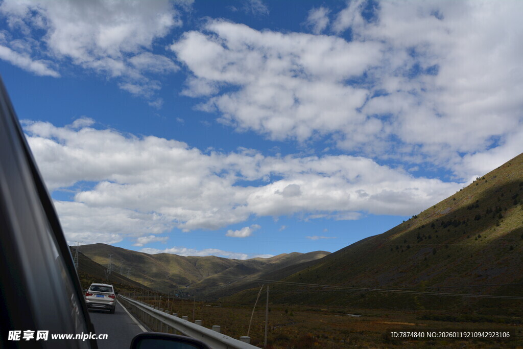 车窗外的山川蓝天美景