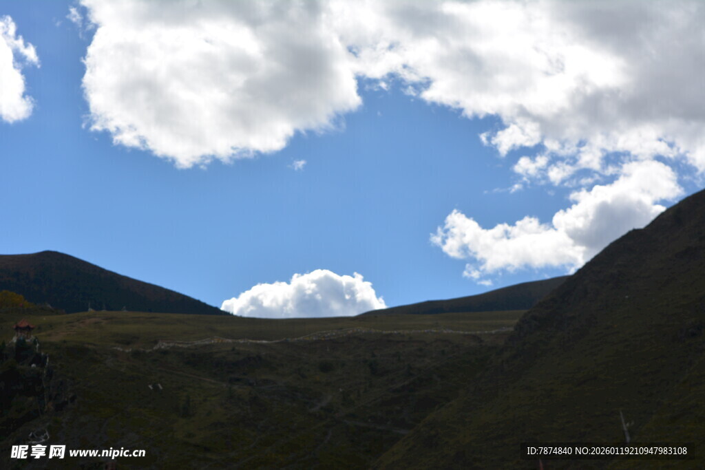 蓝天白云下的山峦景色
