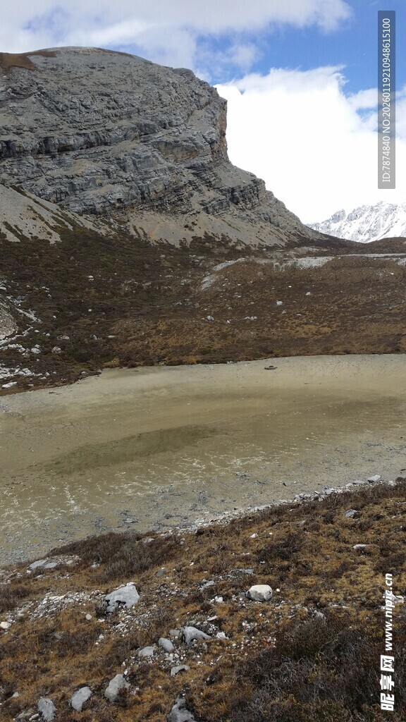 高山下的静谧湖泊