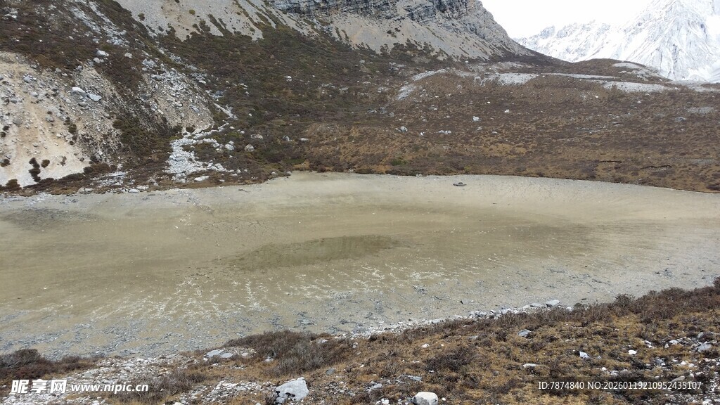 高山间的静谧湖泊