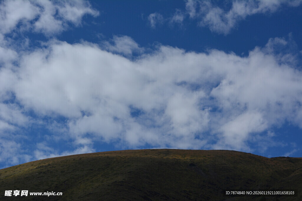 蓝天青山间的白云