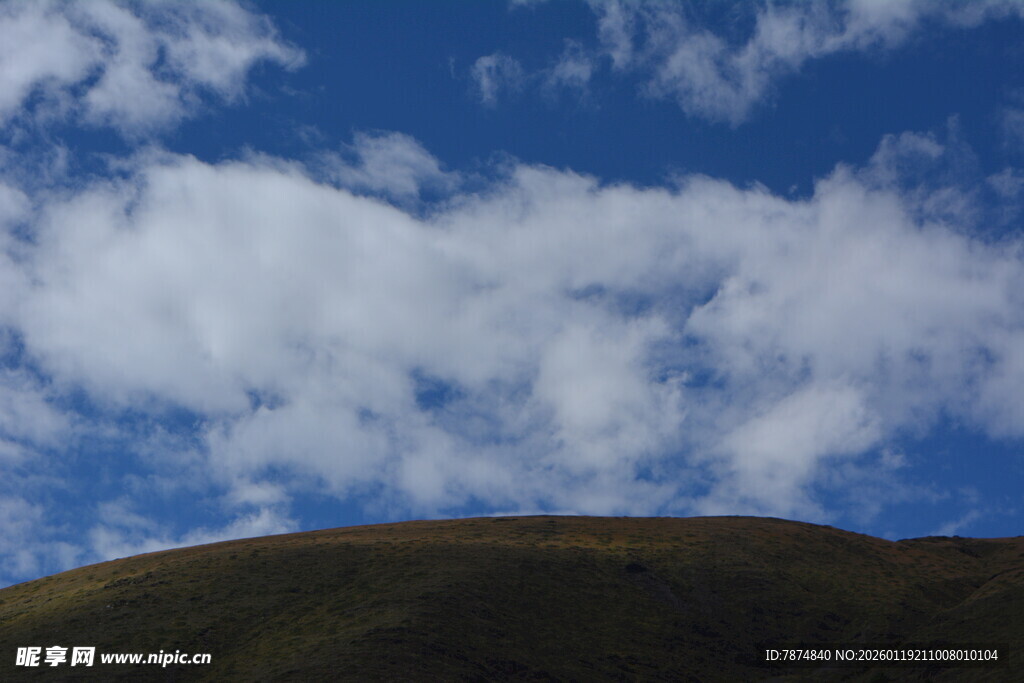 蓝天之下的山丘与白云