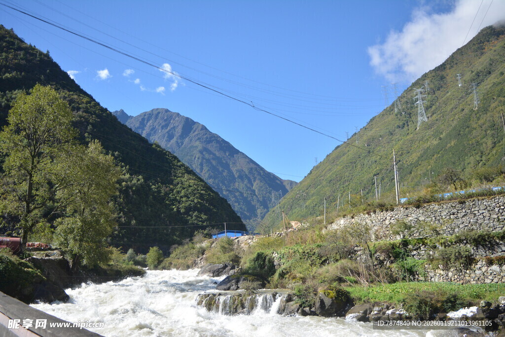 山间湍急溪流与葱郁山峦