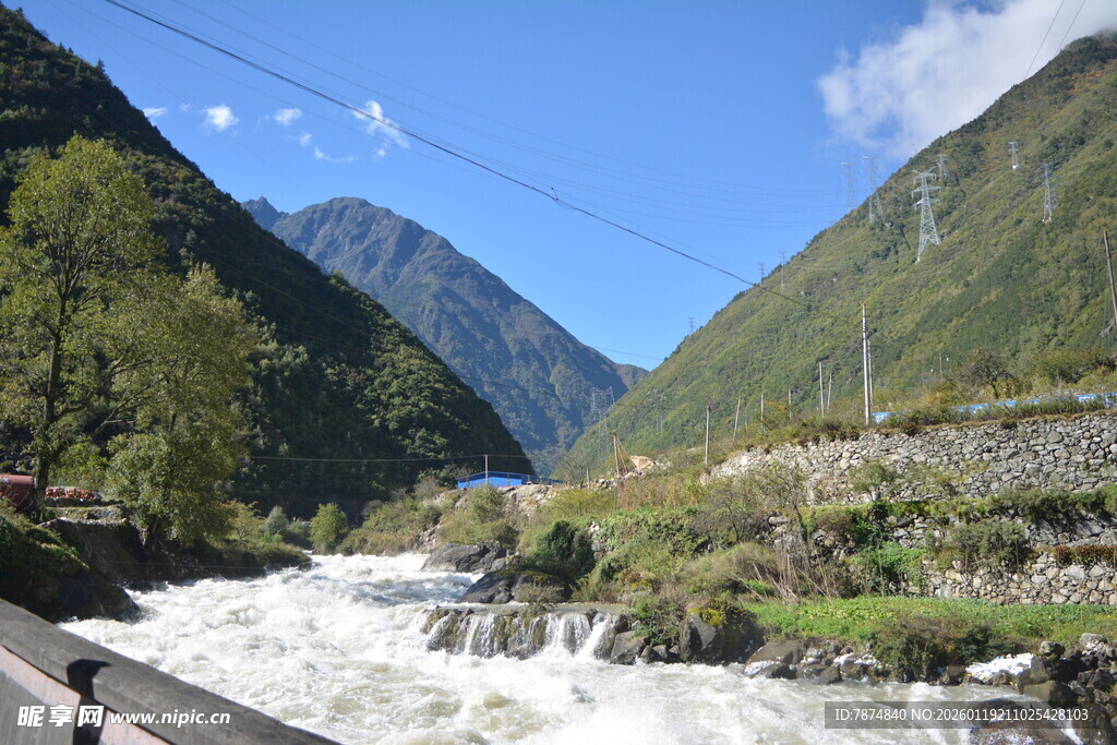 山间湍急河流景观