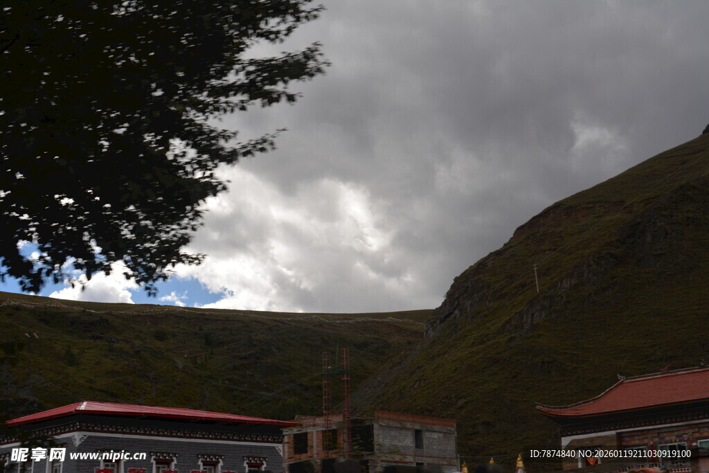 山间云下的红顶建筑