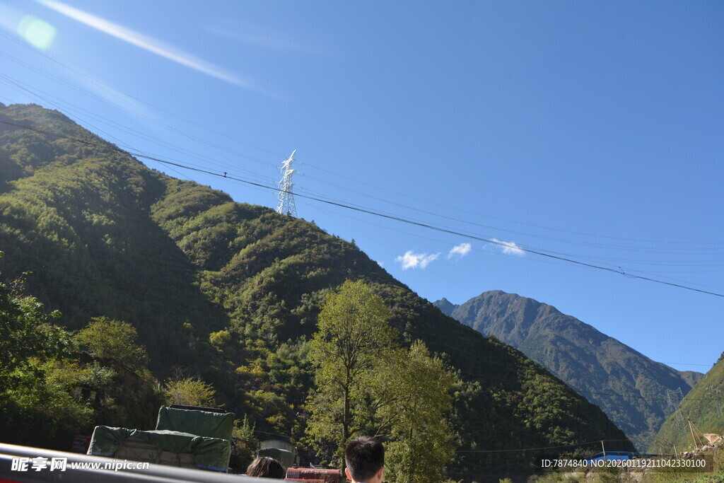 山间美景 蓝天白云伴青山