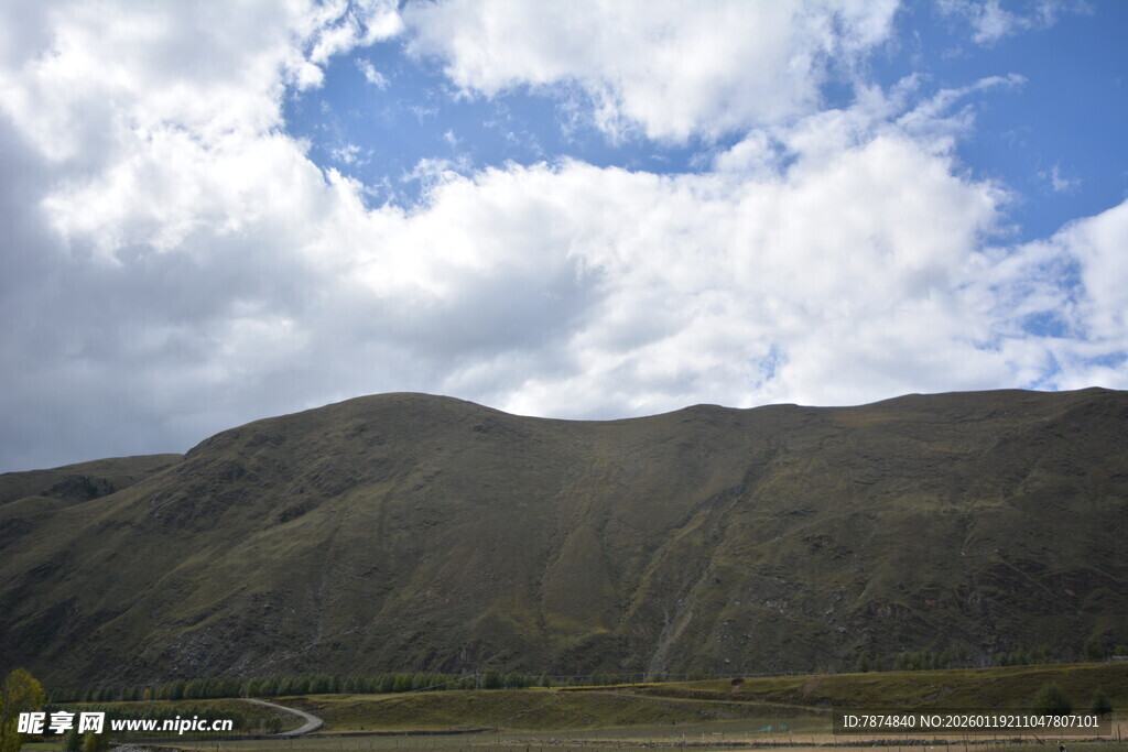 蓝天白云下的青山美景