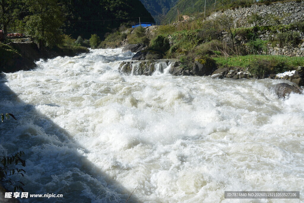 湍急河流展现自然力量