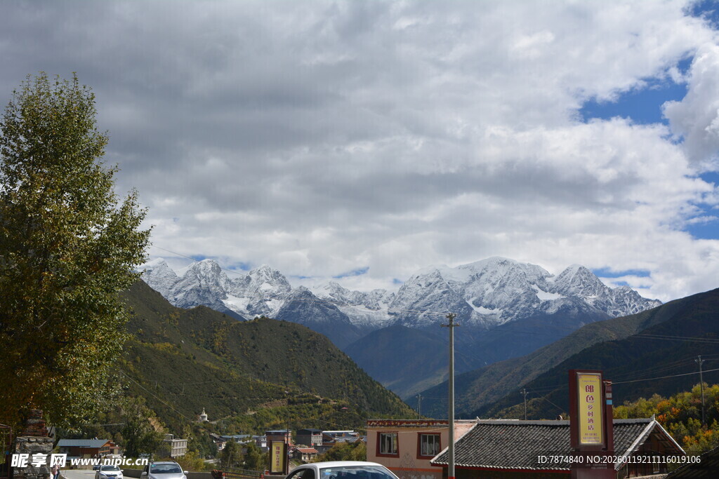 山间小镇与远处雪山美景