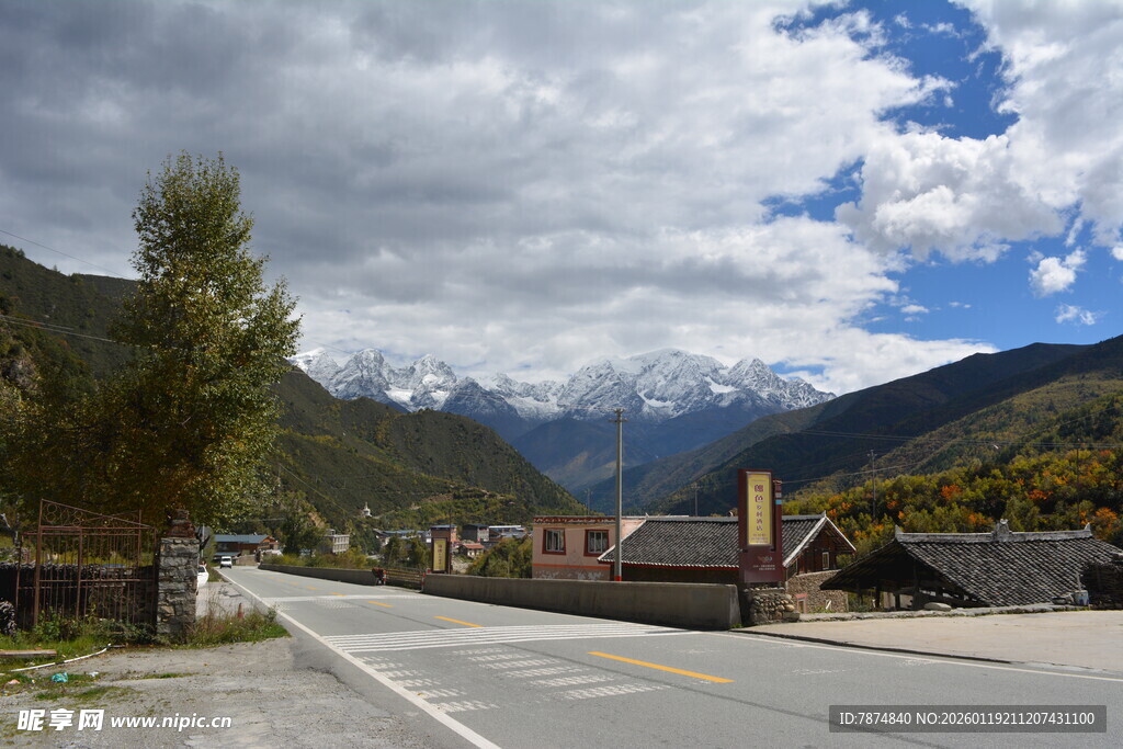 山间公路 远眺壮丽雪山